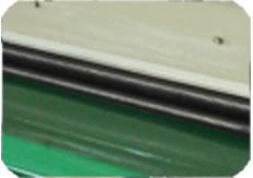 The single cylinder single doffer carding machine adopts fully enclosed design to protect the operator.